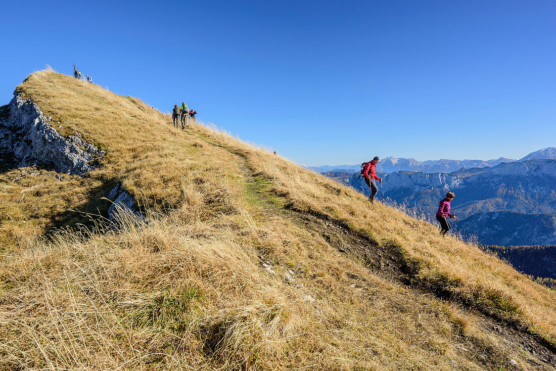 Personen beim Wandern am Sonntagshorn, Sonntagshorn, Chiemgauer Alpen, Salzburg, Österreich