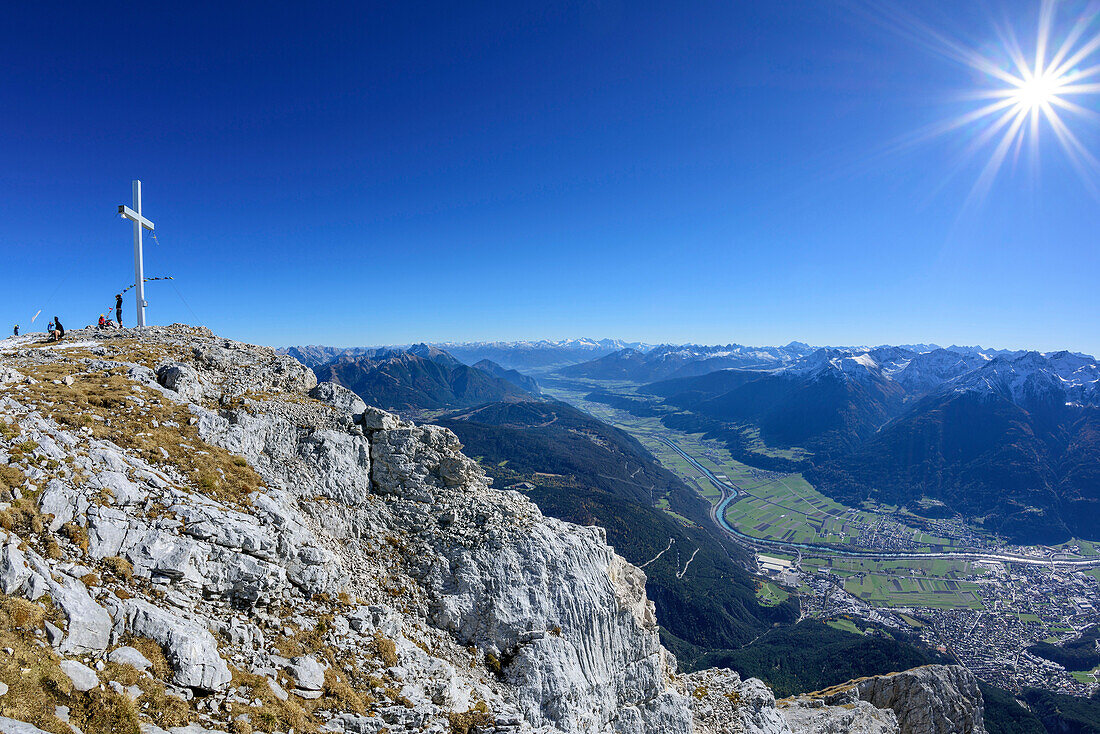 Mehrere Personen sitzen am Gipfel der Hohen Munde, Blick auf Inntal, Blick von Hohe Munde, Hohe Munde, Mieminger Berge, Tirol, Österreich