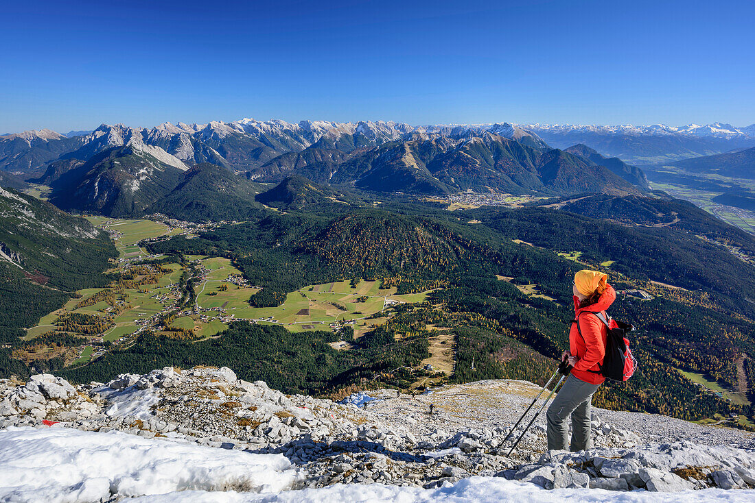 Frau beim Wandern blickt auf Seefelder Becken und Karwendel, Inntal im Hintergrund, Blick von Hohe Munde, Hohe Munde, Mieminger Berge, Tirol, Österreich