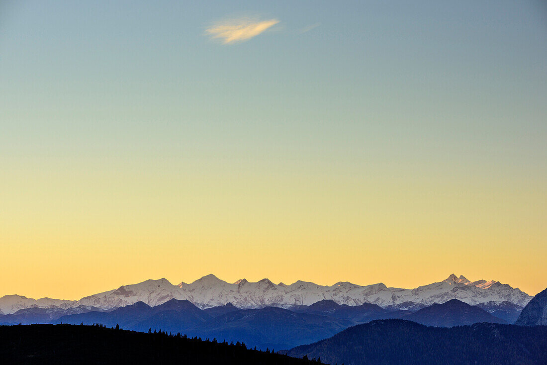 Hohe Tauern mit Wiesbachhorn und Großglockner, Blick von der Hochries, Hochries, Chiemgau, Chiemgauer Alpen, Oberbayern, Bayern, Deutschland