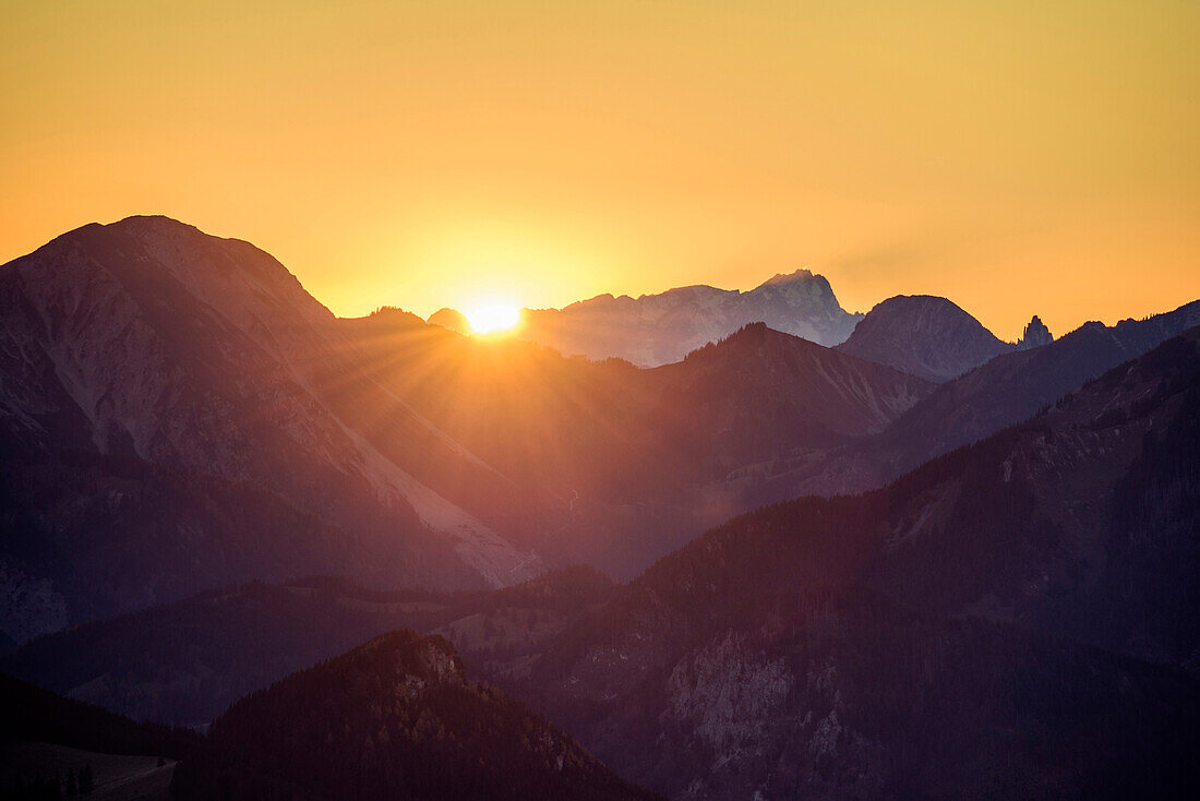 Sonnenuntergang über Hochmiesing, Zugspitze, Risserkogel und Plankenstein, Blick von der Hochries, Hochries, Chiemgau, Chiemgauer Alpen, Oberbayern, Bayern, Deutschland