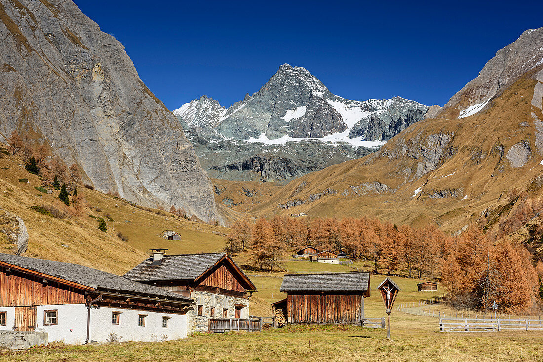 Almhütten mit Großglockner im Hintergrund, Lucknerhaus, Glocknergruppe, Hohe Tauern, Nationalpark Hohe Tauern, Osttirol, Tirol, Österreich