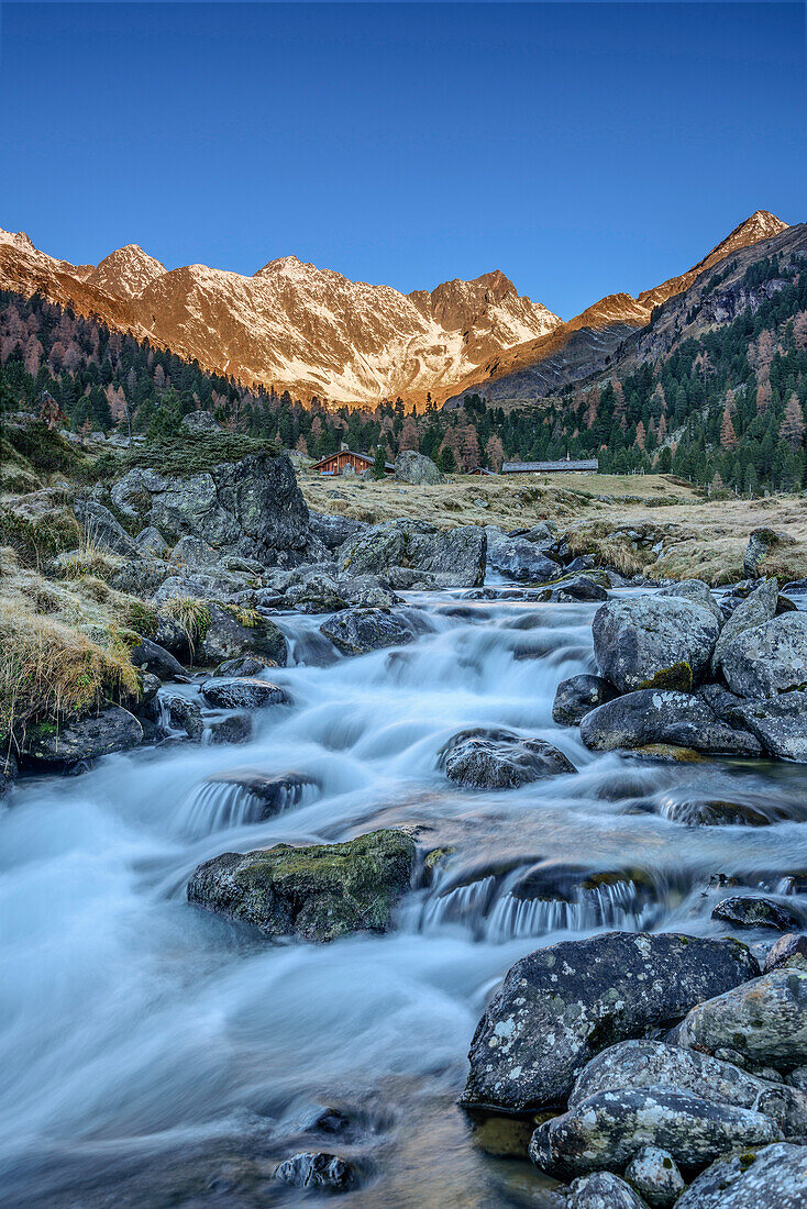 Gebirgsbach mit Kleinschober, Debantgrat, Ralfkopf und Glödis im Alpenglühen im Hintergrund, Debanttal, Schobergruppe, Hohe Tauern, Nationalpark Hohe Tauern, Osttirol, Tirol, Österreich