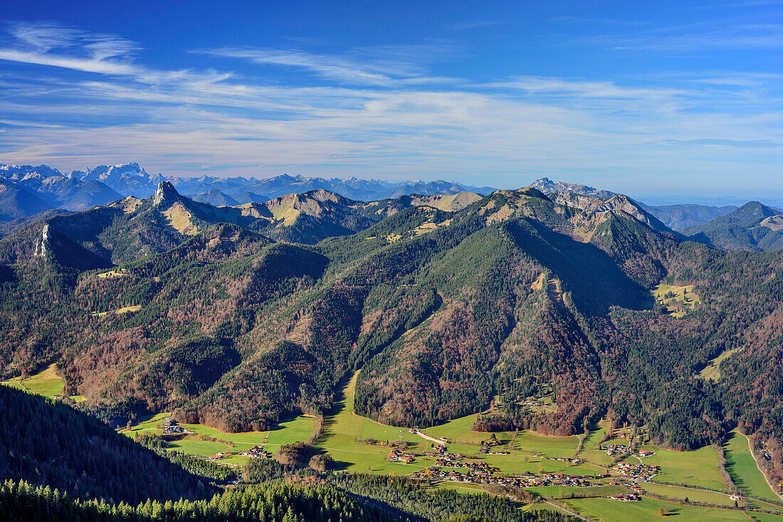 Blick auf Tegernseer Tal mit Zugspitze, Ross- und Buchstein, Hirschberg und Benediktenwand im Hintergrund, Blick vom Wallberg, Wallberg, Bayerische Alpen, Oberbayern, Bayern, Deutschland