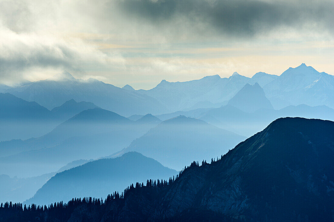 Mountain silhouettes with Grosser Rettenstein and Blessachkopf, view from Wendelstein, Wendelstein, Bavarian Alps, Upper Bavaria, Bavaria, Germany