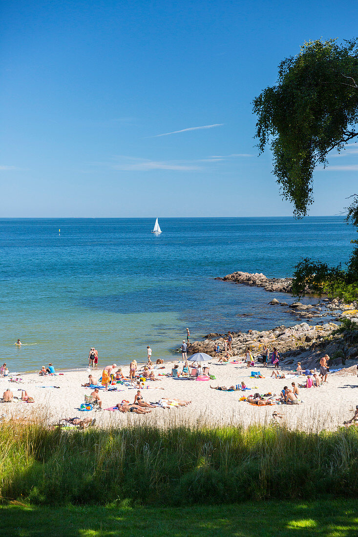 Leute beim Sonnenbaden, Strand von Sandkas, Strandurlaub, dänische Ostseeinsel, Ostsee, Insel Bornholm, südlich von Sandvig und Allinge, Ostküste, Dänemark, Europa