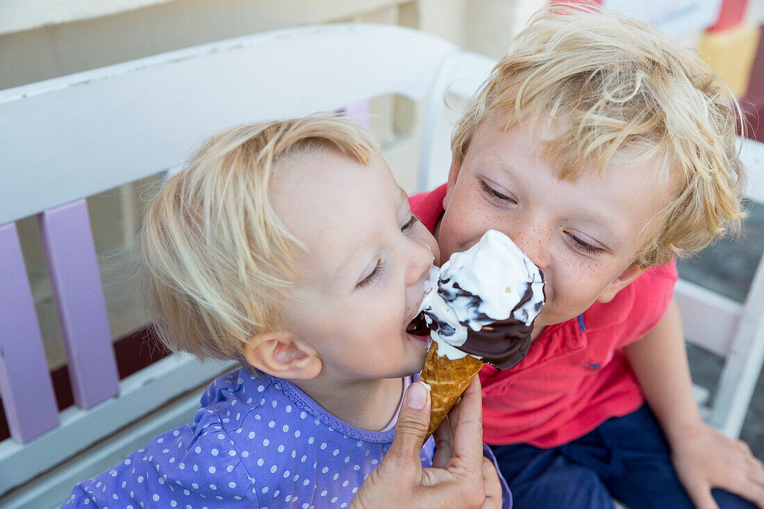 Kinder essen Eis, Bornholm ist berühmt für sein Eis, dänische Ostseeinsel, Ostsee, MR, Insel Bornholm, Gudhjem, Dänemark, Europa
