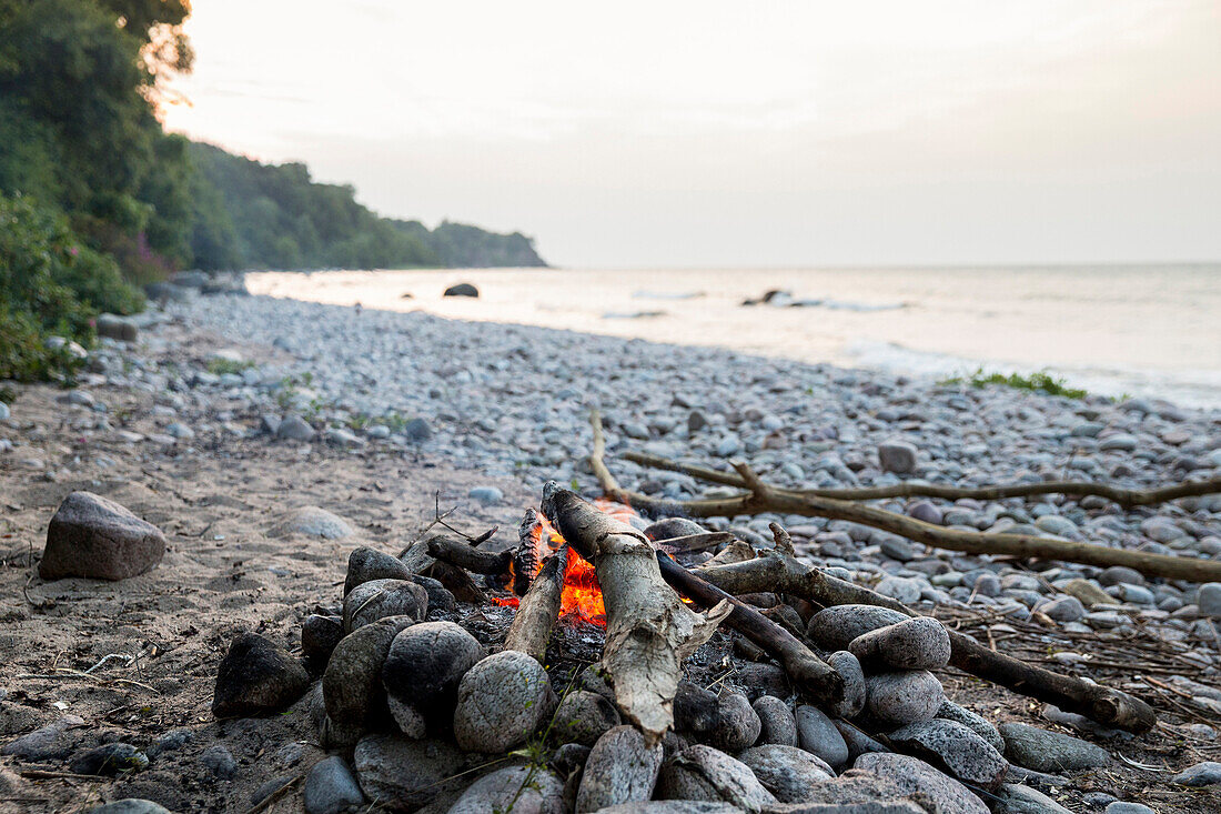 Lagerfeuer am Strand, Einsamkeit, Abenteuer, dänische Ostseeinsel, Ostsee, Insel Bornholm, bei Gudhjem, Dänemark, Europa