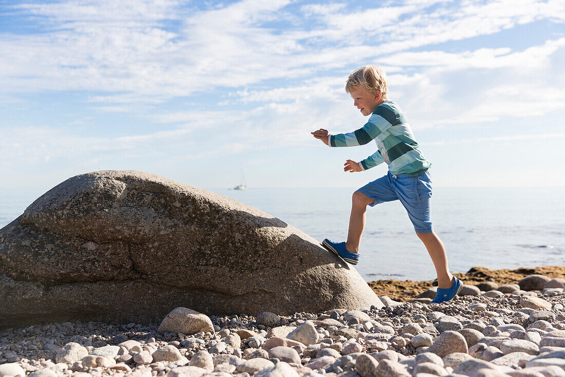 Junge spielt am Strand, 5 Jahre alt, Freude, Kindheit, Lebensfreude, dänische Ostseeinsel, Ostsee, MR, Insel Bornholm, bei Gudhjem, Dänemark, Europa