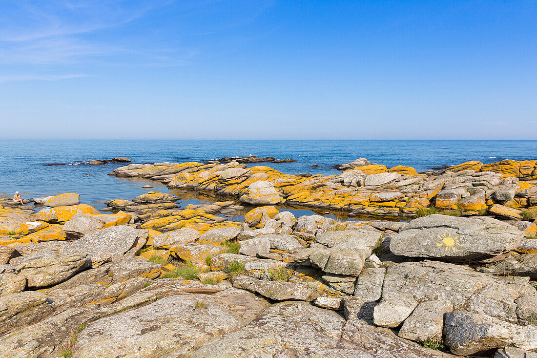 Frau am Wasser, schärenartige Küste, Badebucht, Sommer, dänische Ostseeinsel, Ostsee, Insel Bornholm, Svaneke, Dänemark, Europa