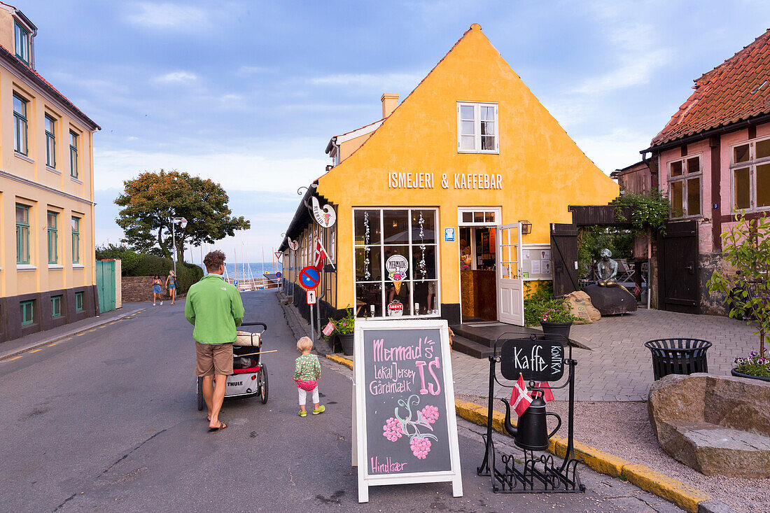Ismejeri & Kaffebar, das beste Softeis der Stadt, Eis, Bornholm ist berühmt für sein gutes Eis, dänische Ostseeinsel, Ostsee, Insel Bornholm, Svaneke, Dänemark, Europa