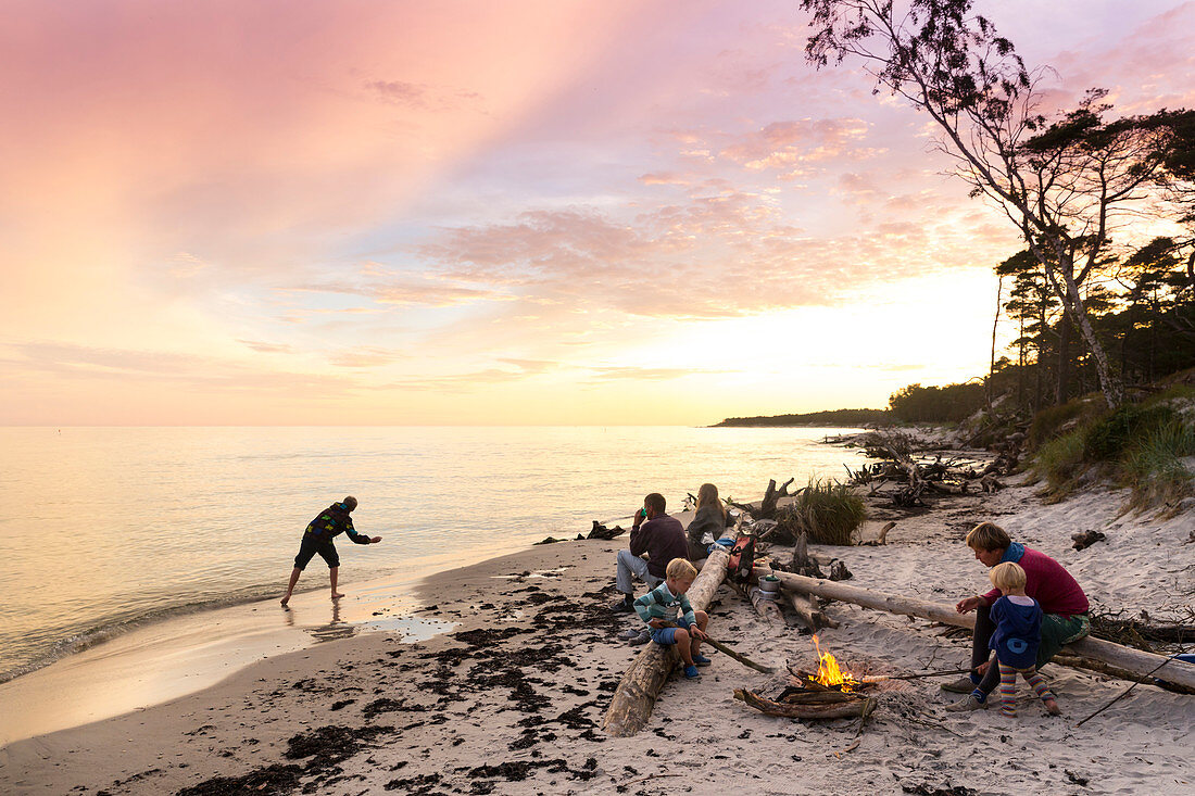 Familie am Lagerfeuer, Abenteuer, Abenteuerurlaub, feiner weisser Sand, Traumstrand zwischen Strandmarken und Dueodde, Sommer, dänische Ostseeinsel, Ostsee, Insel Bornholm, Strandmarken, Dänemark, Europa