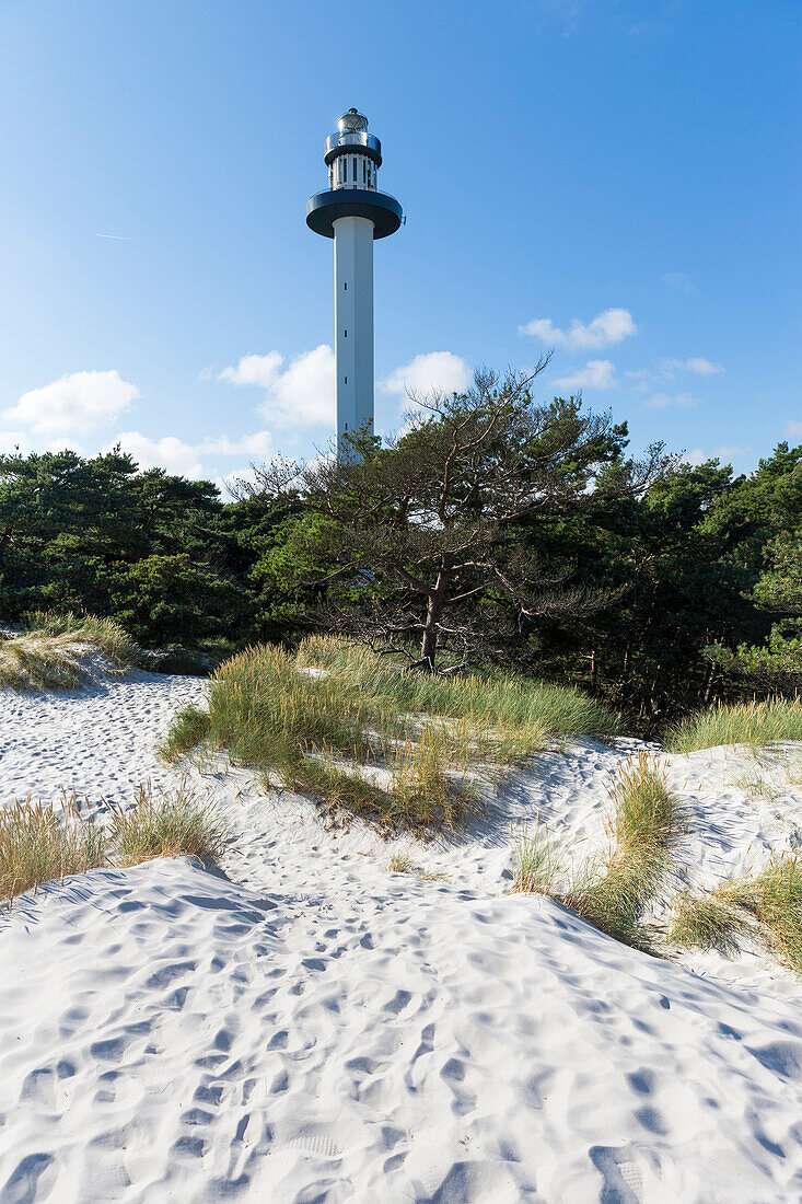 Leuchtturm am Traumstrand und Dünen von Dueodde, feiner weisser Sand, Sommer, dänische Ostseeinsel, Ostsee, Insel Bornholm, Dueodde, Dänemark, Europa