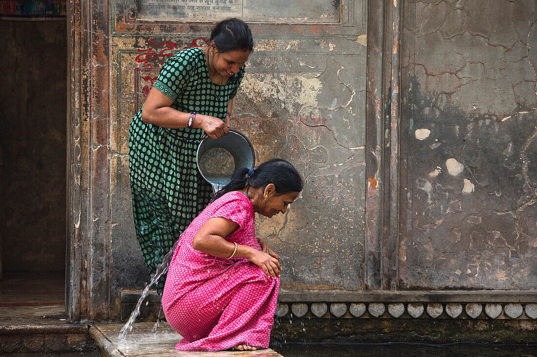 zwei Frauen beim rituellen Bad, Galtaji Tempel, Jaipur, Rajasthan, Indien