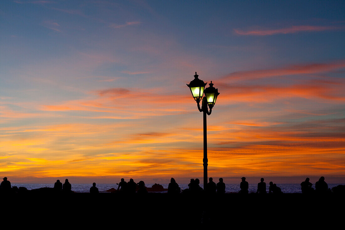 Leute genießen den Sonnenuntergang, Essaouira, Marokko