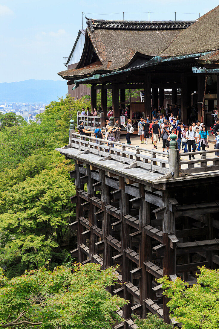 Main hall, busy hillside veranda with huge wooden pillars, Kiyomizu-dera, temple in summer, Southern Higashiyama, Kyoto, Japan, Asia