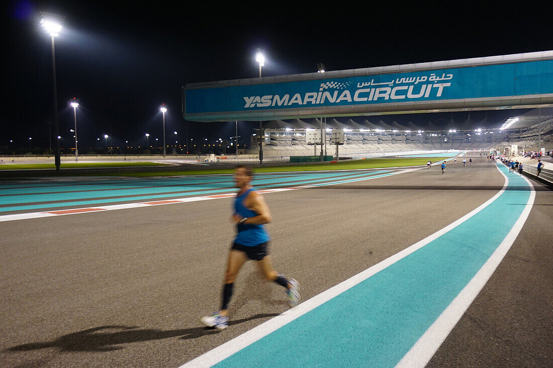 Läufer, Radfahrer, Formel 1, Yas Marina Circuit, Yas Island, Abu Dhabi, Vereinigte Arabische Emirate, VAE
