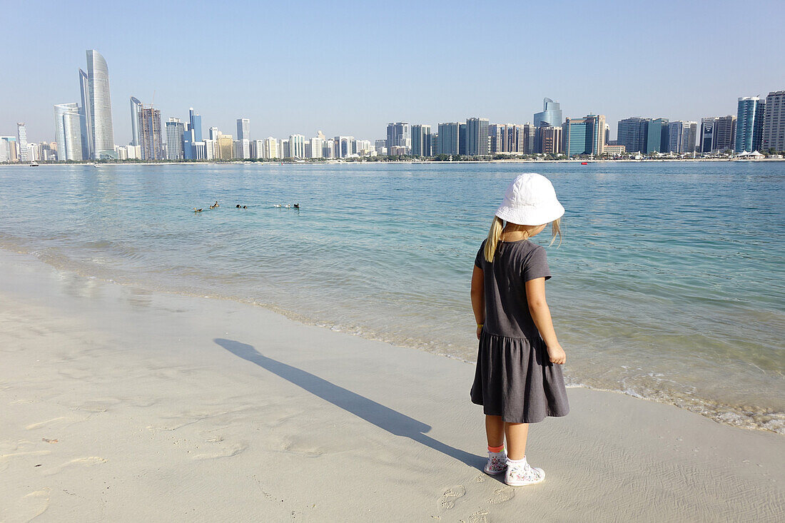 Mädchen (6 Jahre), Strand, Breakwater, Abu Dhabi, Vereinigte Arabische Emirate, VAE
