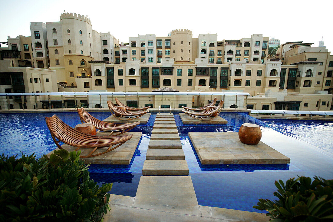 Liegen am Pool, Downtown, Dubai, Vereinigte Arabische Emirate, UAE