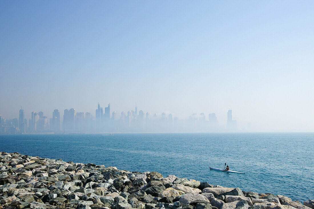 Frau in einem kleinen Boot vor der Dubai Marina, Dubai, Vereinigte Arabische Emirate, VAE