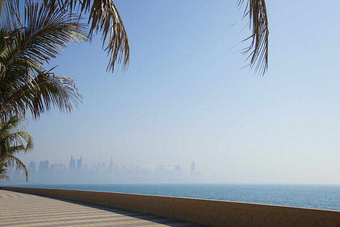 Palmwedel auf Palm Jumeirah vor dem Stadtteil Dubai Marina, Dubai, Vereinigte Arabische Emirate, VAE