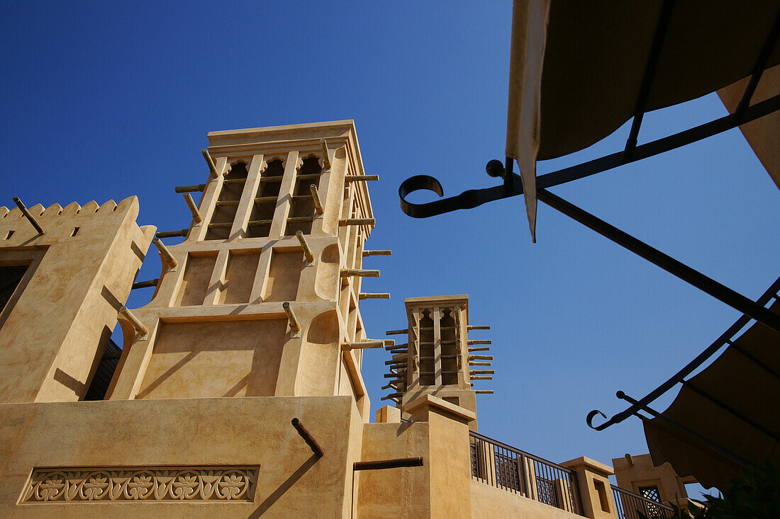 Windtürme in traditioneller Bauweise, Madinat Jumeirah, Dubai, Vereinigte Arabische Emirate, VAE