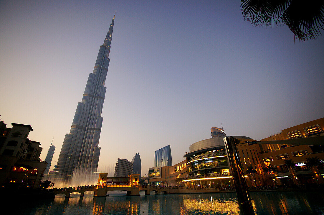 Burj Khalifa und Dubai Mall in der Dämmerung, Downtown, Dubai, Vereinigte Arabische Emirate, VAE