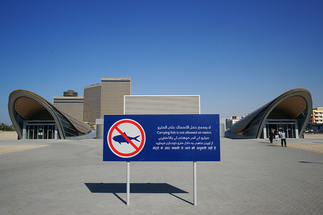 Kein Fisch, Schild vor der Dubai Metro, U-Bahn, Deira, Dubai, Vereinigte Arabische Emirate