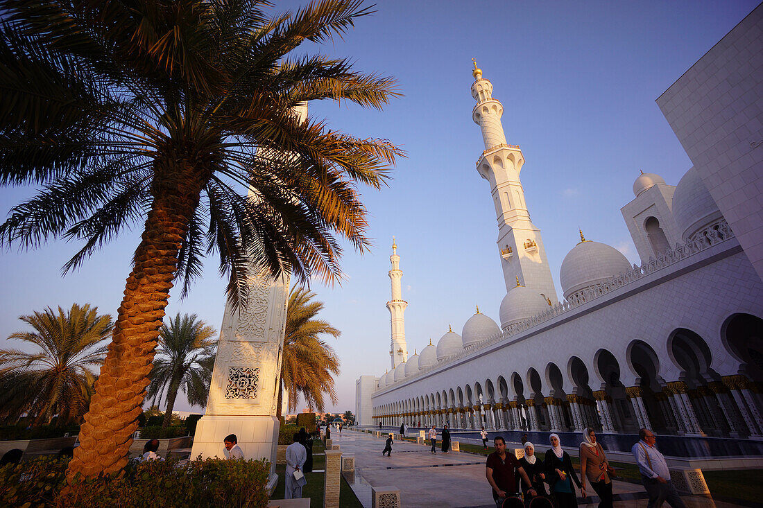 Besucher, Große Moschee, Sheikh Zayed Grand Mosque, Abu Dhabi, Vereinigte Arabische Emirate, VAE