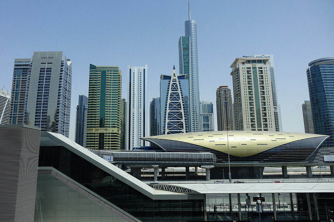U-Bahn Station und Hochhäuser, Dubai Marina, Dubai, Vereinigte Arabische Emirate, VAE