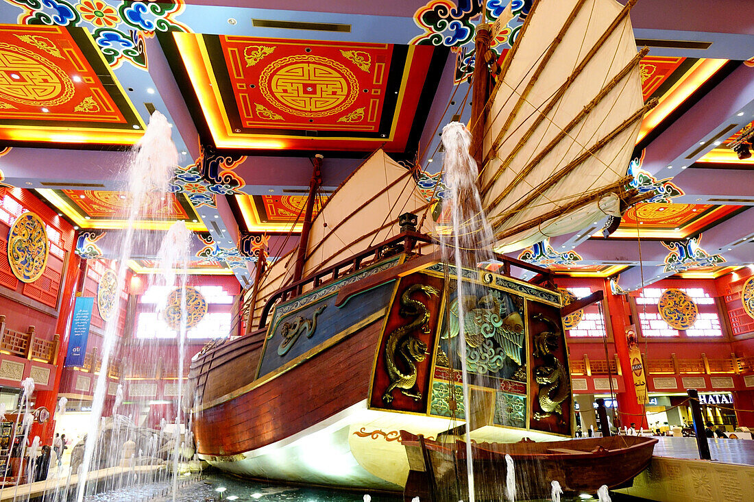 Traditionelles Schiff, China Court, Ibn Battuta Mall, Dubai, Vereinigte Arabische Emirate, VAE