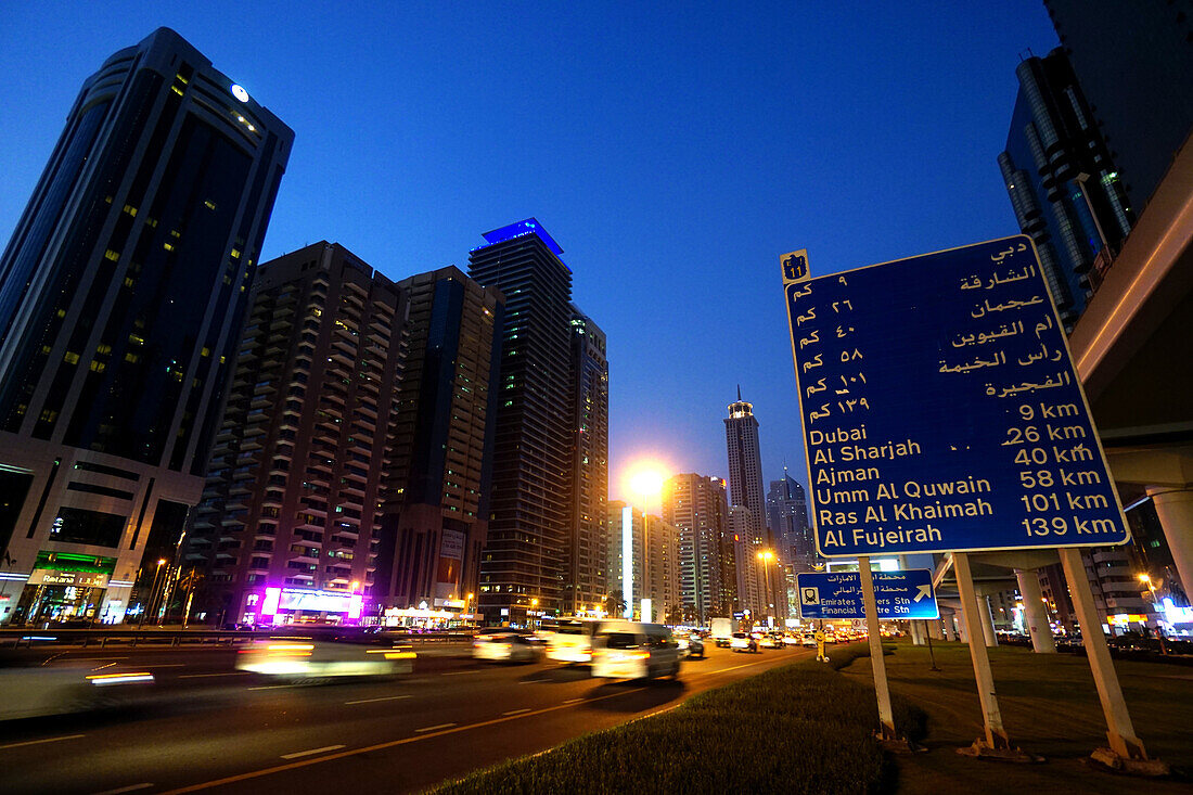 Hochhäuser in der Nacht, Sheikh Zayed Road, Dubai, Vereinigte Arabische Emirate, VAE