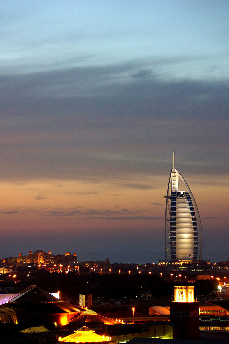 Al Barsha, Burj Al Arab, Dämmerung, Dubai, Vereinigte Arabische Emirate, VAE