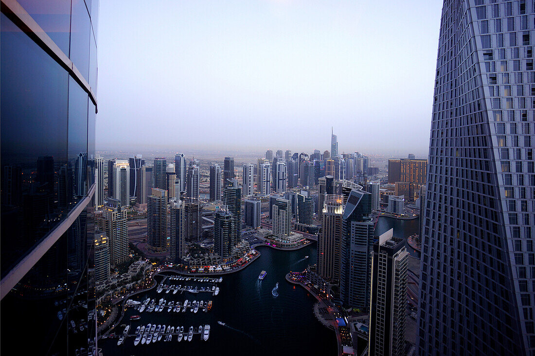 Dubai Marina, Cayan Tower, Vogelperspektive, Dämmerung, Skyline, Dubai, Vereinigte Arabische Emirate, VAE