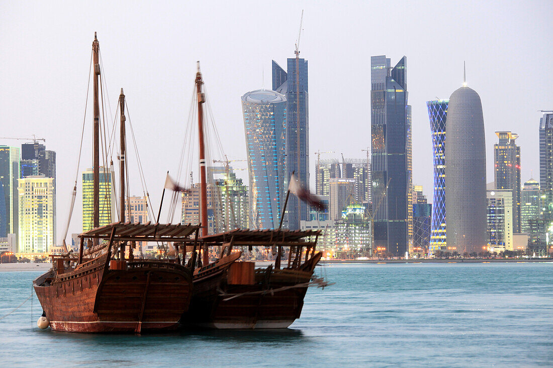 Boote vor der Skyline von Doha, Doha, Katar, Qatar