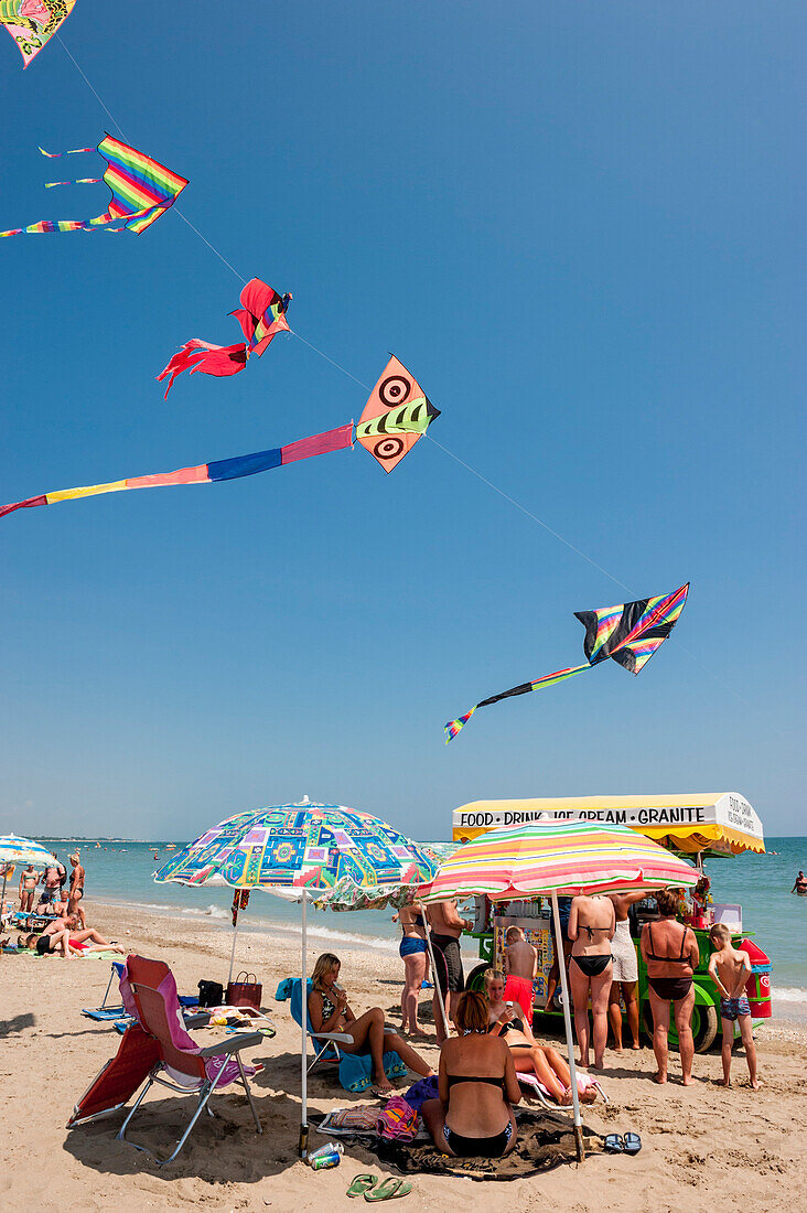 kites on the beach, Ice-cream seller, Camping, Marina di Venezia, Punta Sabbioni, Venice, Italy, Europe, mediterranean Sea