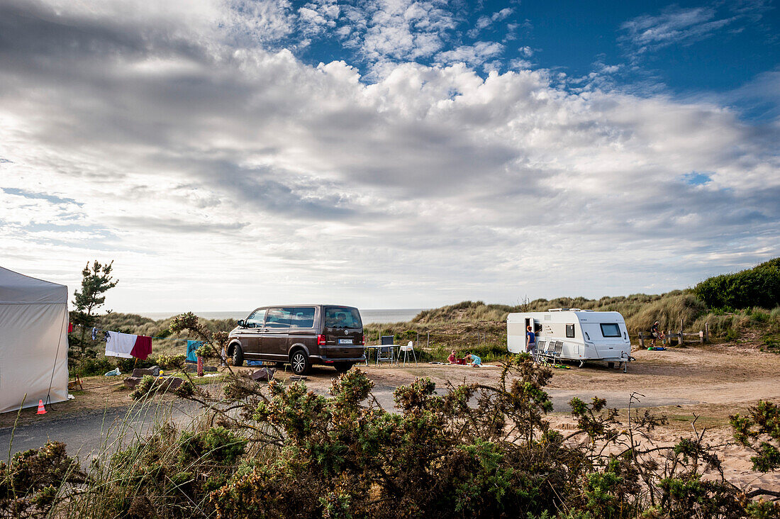 Camping am Meer, Küste und Dünenlandschaft bei Pont de l´Etang, Cap Frehel, Côte d´Emeraude, Nordbretagne, Bretagne, Frankreich, Europa