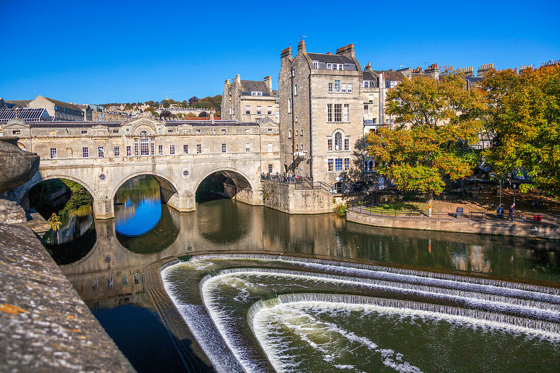 Bath Weir and Pulteney Bridge on the River Avon, Bath, UNESCO World Heritage Site, Somerset, England, United Kingdom, Europe