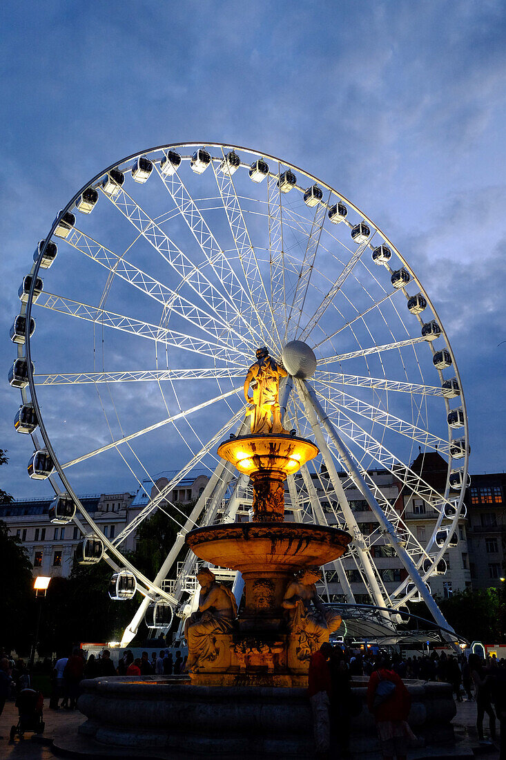 Ferris wheel and the fountain at Erzsebet Square, Budapest, Hungary, Europe