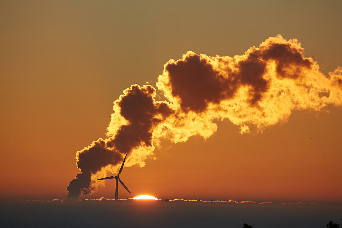 Kohlekraftwerk und Windrad bei aufgehender Sonne, Hansestadt Rostock, Mecklenburg Vorpommern, Deutschland