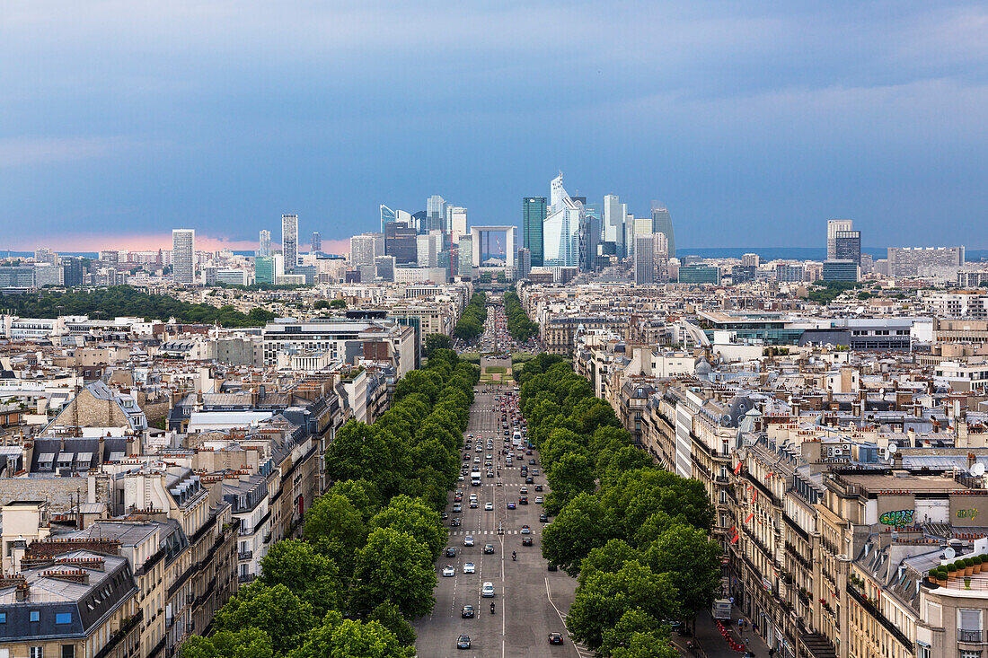 Avenue des Champs-Elysées, Blick vom Arc de Triomphe auf La Défense, Paris, Frankreich