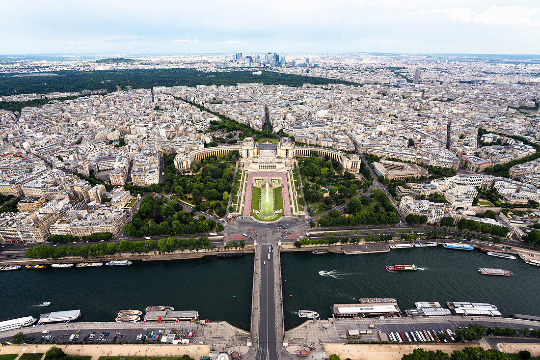 Blick vom Eiffelturm auf die Seine, die Jardins de Trocadero und das Palais de Chaillot, Paris, Frankreich