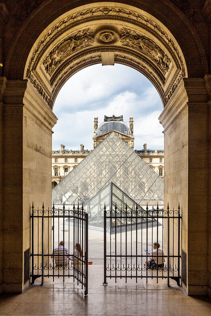 Louvre, Blick in den Innenhof mit Glaspyramide, Paris, Frankreich