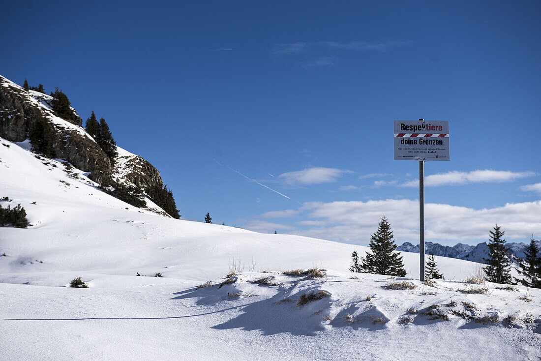Aktiver Naturschutz in den Bergen, Hinweisschilder in der Landschaft, Vorarlberg, Österreich