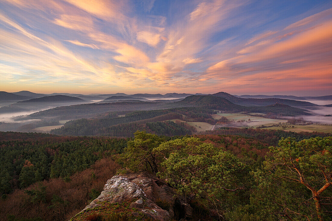 Ausblick in das Dahnerfelsenland vom Puhlstein, Pfälzer Wald, Rheinland-Pfalz, Deutschland