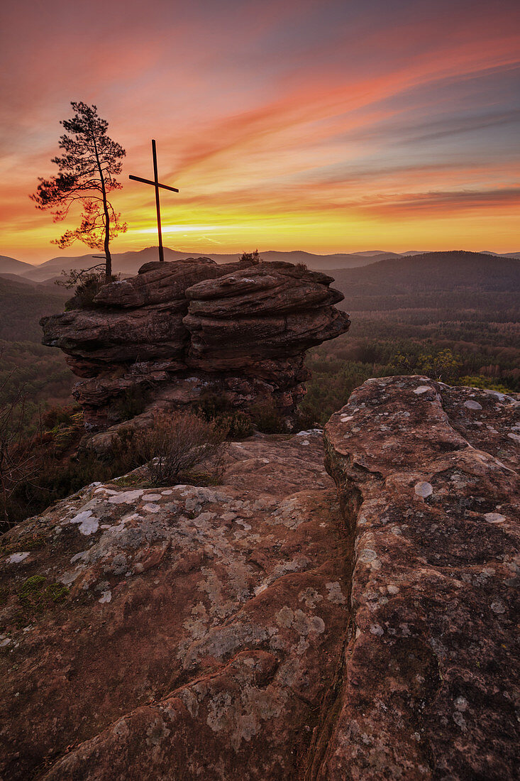 Sonnenaufgang am Rötzenfels, Pfälzer Wald, Rheinland-Pfalz, Deutschland