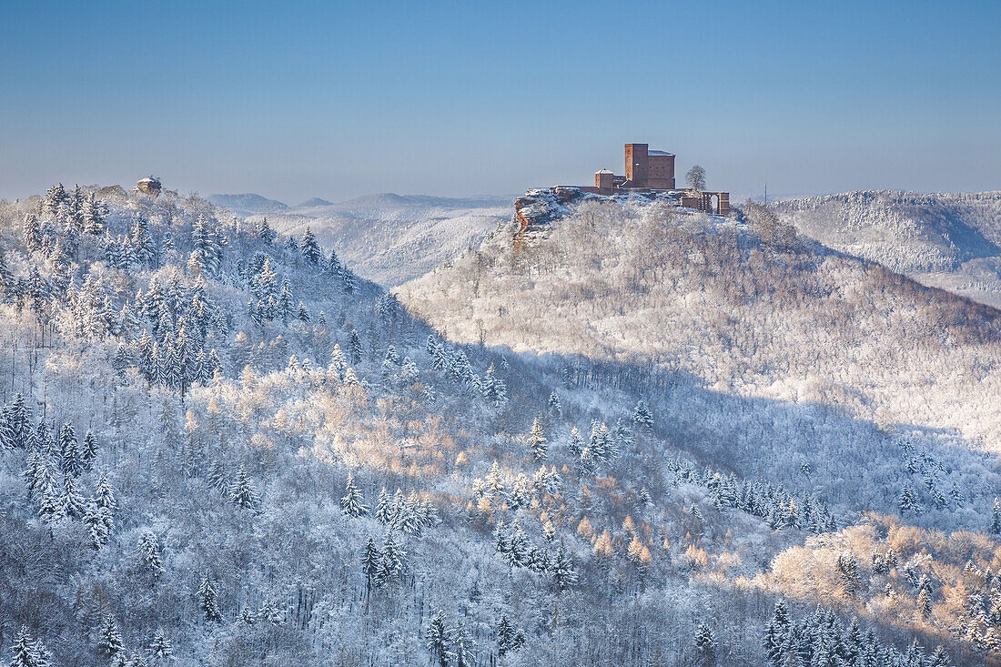 Ausblick auf die im Schnee liegende Burg Trifels, Pfälzer Wald, Rheinland-Pfalz, Deutschland