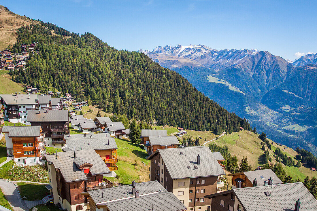 alignement de chalets face a la montagne dans le village de bettmeralp, village sans voiture, station de ski, bettmeralp, canton du valais, suisse