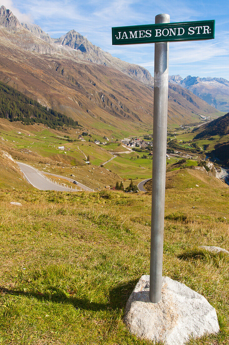 perspective sur les virages serres du col de la furka, lieu de tournage d'une celebre scene de poursuite automobile avec sean connery jouant james bond dans goldfinger, film de la serie james bond, col de la furka, canton d'uri, suisse