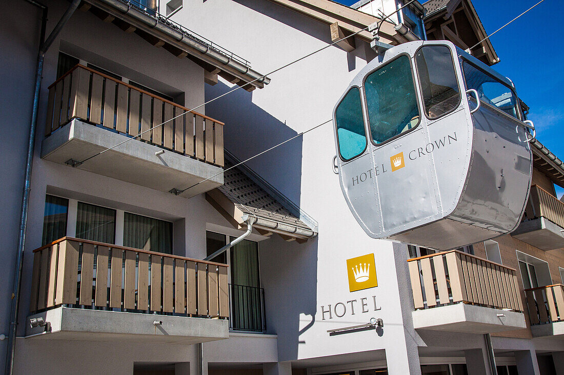 accrochage insolite d'une cabine de telepherique dans la cour de l'hotel crown a andermatt, andermatt, canton d'uri, suisse